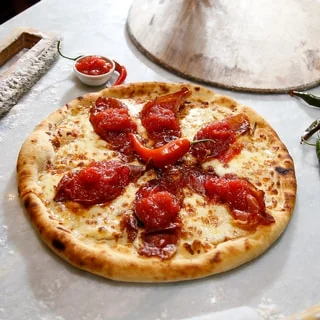 7 Perfeições - Pizza de queijo brie com parma crocante e deliciosa geleia artesanal de pimenta