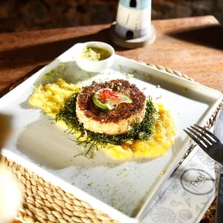 “Crab Cake” dos 7 mares - Hambúrguer artesanal de carne de siri com mostarda Dijon, purê de mandioquinha cremosa, crispy de couve, molho aioli, raspas de limão e pimenta chilli