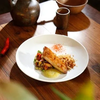 Peixe do dia glaceado em geleia de bacon, com salada morna de feijão verde com camarão, farofa de pimenta e espuma de coentro com limão
